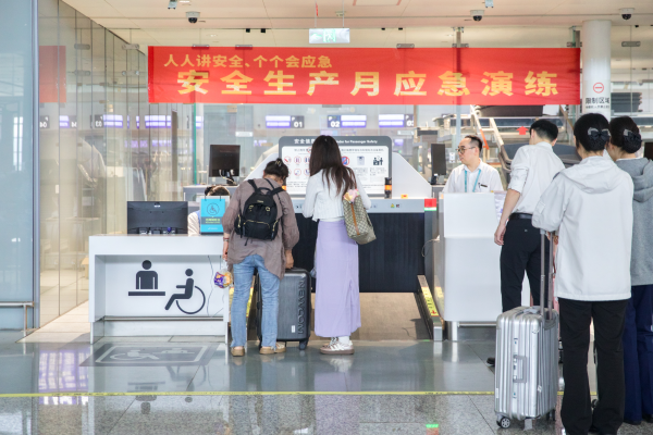 地勤部联合多方开展行李传送带故障应急处置演练